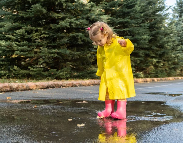 Słodkie Dziecko Dziewczyna Maluch Noszenie Żółty Stylowy Płaszcz Przeciwdeszczowy Różowy — Zdjęcie stockowe