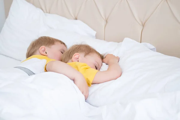 Two Blonde Boys Twins Sleeping Hugging White Bedding — Stock Photo, Image