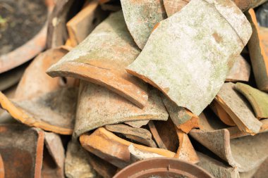 Bitkiler için kırılmış çömlek yığınları. Çevre dostu saksılar..