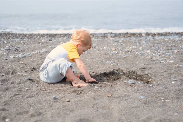 Malý Blondýnka Chlapec Hrát Kameny Pískem Pláži Slunečného Dne — Stock fotografie