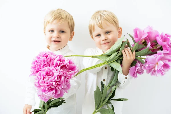 Два Милых Ребенка Блондинки Близнецы Мальчики Большим Букетом Розовых Пионов — стоковое фото