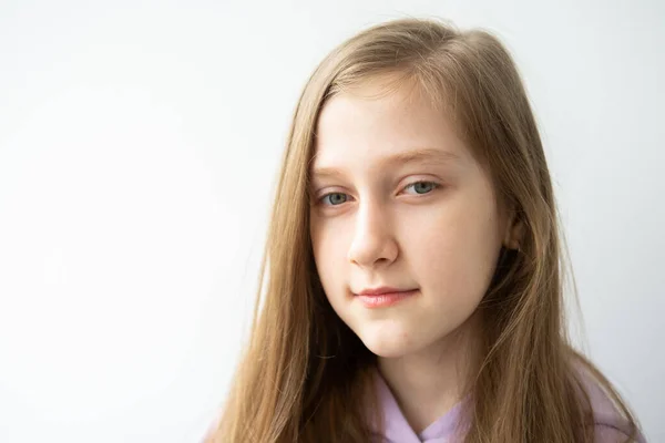 Portrét Krásné Dospívající Dívky Dlouhými Vlasy Fialové Mikině Stojící Proti — Stock fotografie