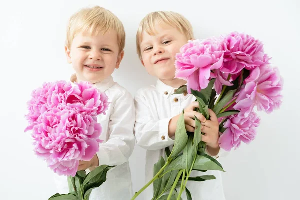 Два Милых Ребенка Блондинки Близнецы Мальчики Большим Букетом Розовых Пионов — стоковое фото