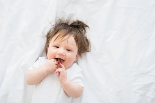 Retrato Menina Engraçada Com Dedo Uma Boca Sorrindo Deitado Uma — Fotografia de Stock