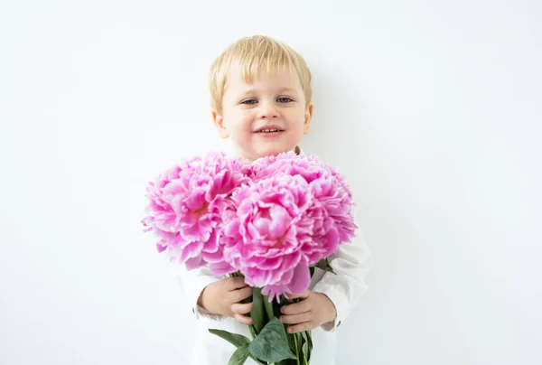 Мальчик Блондин Большим Букетом Розовых Пионов Белом Фоне Любовь Романтика — стоковое фото