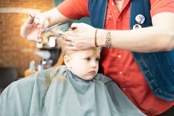 Mignon Petit Garçon Obtenir Première Coupe Cheveux Dans Salon Coiffure — Photo