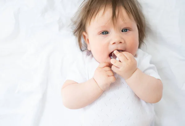 Menino Bonito Meses Com Mamilo Deitado Uma Cama Branca Casa — Fotografia de Stock