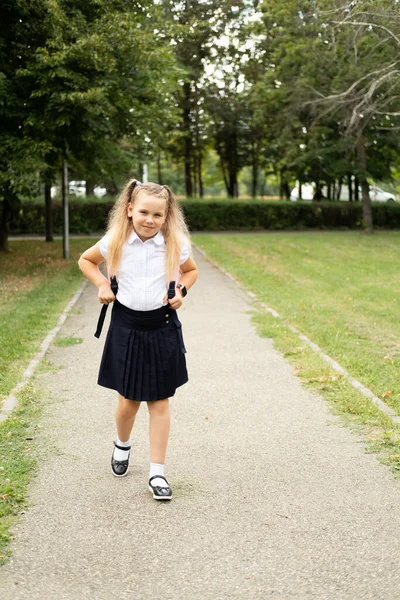 Улыбающаяся Блондинка Школьной Форме Розовым Рюкзаком Идет Школу Открытом Воздухе — стоковое фото