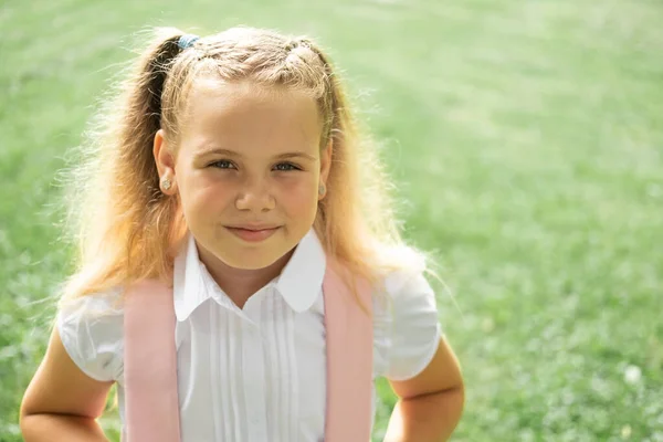 Zblízka Portrét Usmívající Blondýny Školačka Bílé Košili Růžovým Batohem Zpět — Stock fotografie