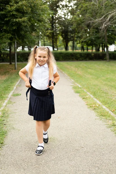 Sonriente Rubia Colegiala Uniforme Escolar Con Mochila Rosa Escuela Aire — Foto de Stock