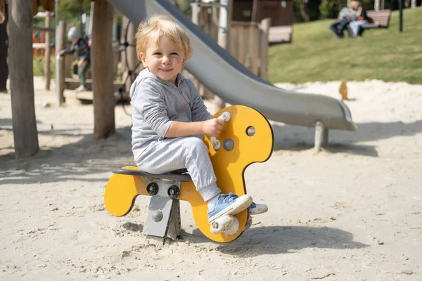 Trochę Biały Blondynka Chłopiec Grać Dzieci Plac Zabaw Słoneczny Jesienny — Zdjęcie stockowe