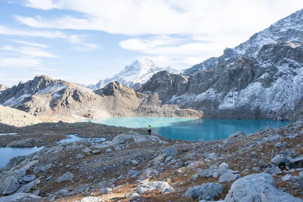 秋の日に山の上をハイキング 電話で素晴らしい風景を撮影した男は — ストック写真