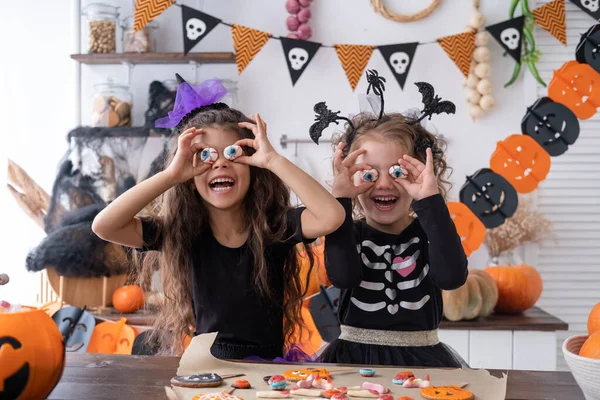 Dwóch Różnych Dzieci Dziewczyna Stroju Czarownicy Zabawy Domu Kuchni Świętowanie — Zdjęcie stockowe