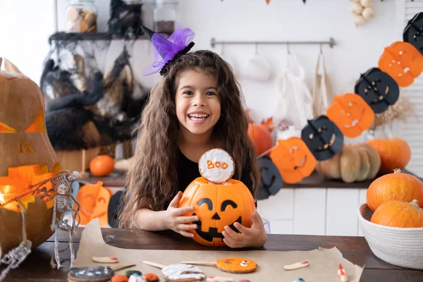 Linda Niña Traje Bruja Sosteniendo Gato Calabaza Con Caramelos Divirtiéndose Fotos De Stock