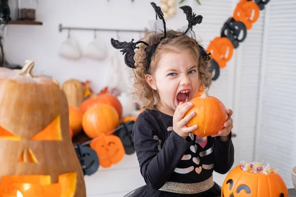 Aranyos Lány Jelmez Boszorkány Tök Otthon Konyhában Szórakozás Ünneplés Halloween — Stock Fotó