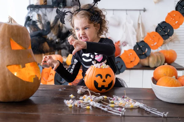 Aranyos Lány Jelmez Boszorkány Tök Otthon Konyhában Szórakozás Ünneplés Halloween — Stock Fotó