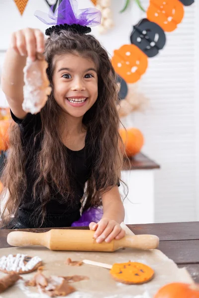 Aranyos Lány Jelmez Boszorkány Sütés Cookie Szórakozás Konyhában Ünneplés Halloween — Stock Fotó
