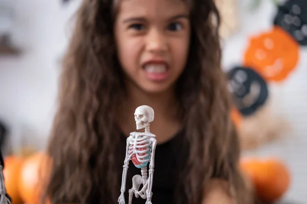 Aranyos Lány Boszorkány Jelmez Boszorkány Szórakozás Konyhában Játszik Csontváz Ünnepli — Stock Fotó