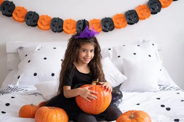 Vicces Arab Gyerek Lány Boszorkány Jelmez Szórakozás Díszített Halloween Hálószoba — Stock Fotó