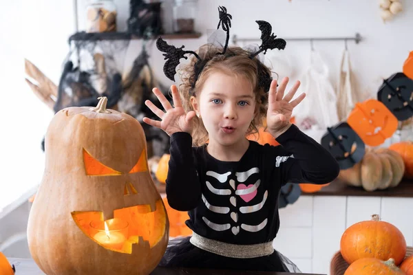 Aranyos Lány Jelmez Boszorkány Tök Otthon Konyhában Szórakozás Ünneplés Halloween — Stock Fotó