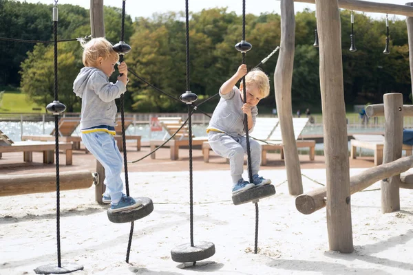 Dwóch Chłopców Bliźniaków Braci Bawiących Się Placu Zabaw Słoneczny Jesienny — Zdjęcie stockowe