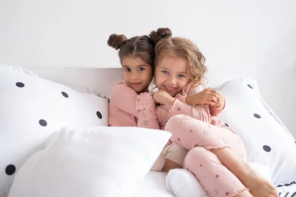 Twee Mooie Diverse Kids Meisjes Pyjama Knuffelen Bed Modern Licht — Stockfoto