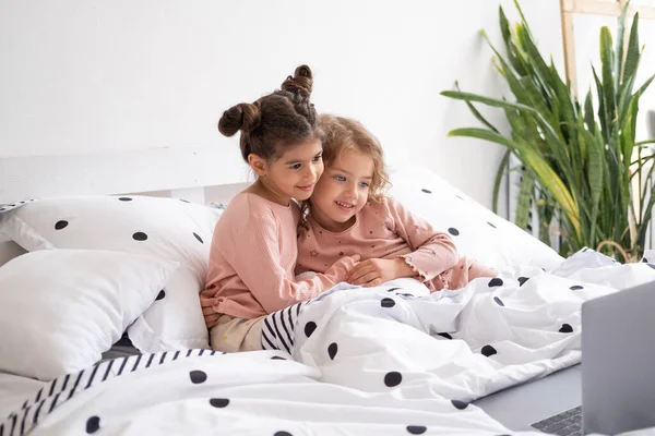 Garotinhas Bonitos Meninas Pijama Usando Laptop Cama Casa Crianças Usando — Fotografia de Stock