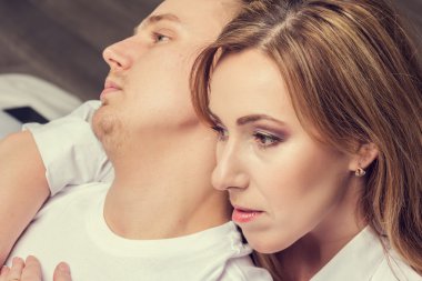 Yatak odasında genç Çift.