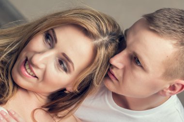 Mutlu çifte bir yatak odasında.