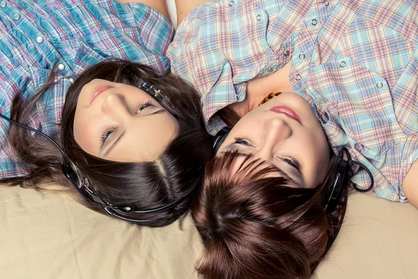 Mother and daughter listening to music. — Stock Photo, Image