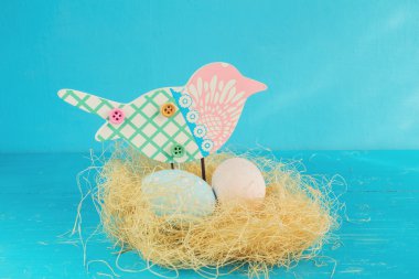 Paskalya yumurtaları içinde bir kuş yuvası.