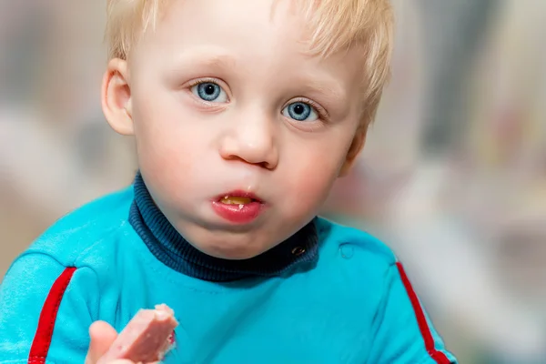 面白い赤ちゃんはソーセージを食べています。. — ストック写真