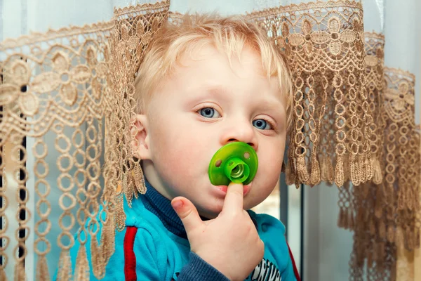 Grappig jongetje met een fopspeen. — Stockfoto