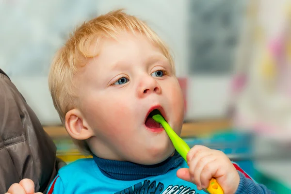 面白い子供の彼の歯を磨く. — ストック写真