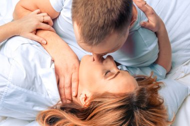 Genç çift yatakta yatıyor..