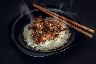 Tavuk teriyaki haşlanmış pirinç.