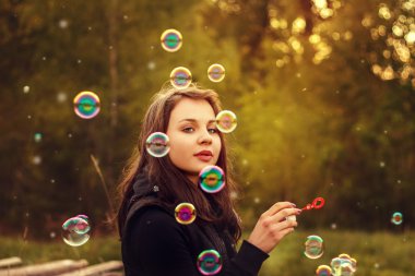 genç kız sabun köpüğü üfleme.