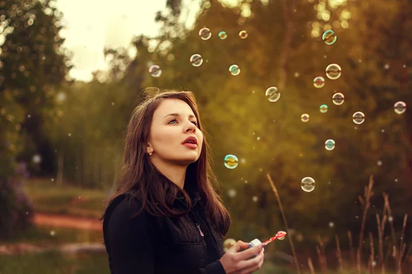 Mladá dívka mýdlové bubliny. — Stock fotografie