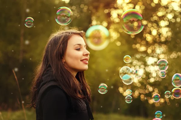 Mladá dívka mýdlové bubliny. Stock Fotografie