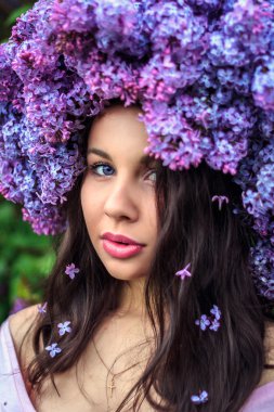 Leylak çelenk içinde güzel genç kız.