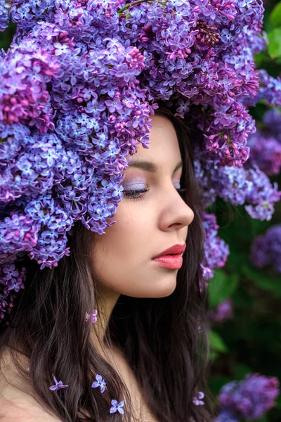 Красива дівчина в бузкових квітах . — стокове фото