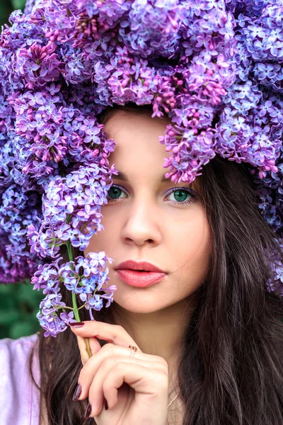 Gyönyörű lány, lila virágok. — Stock Fotó