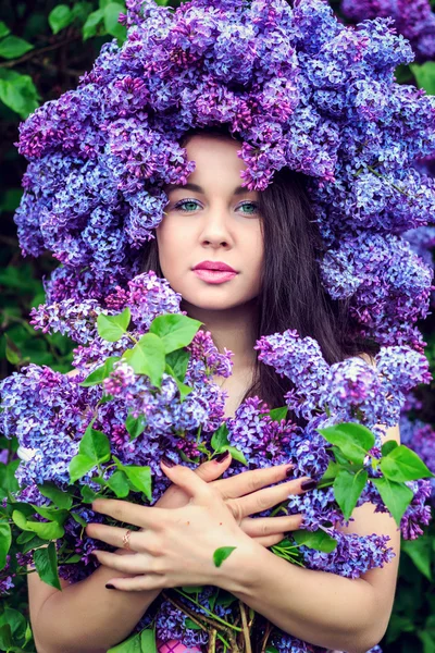 Красива дівчина в бузкових квітах . — стокове фото