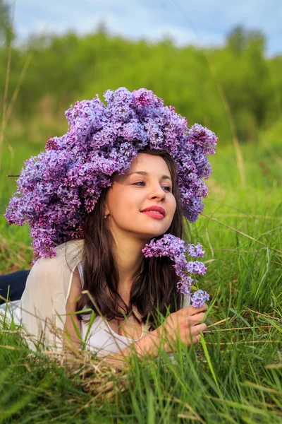 Menina bonita em um campo. — Fotografia de Stock