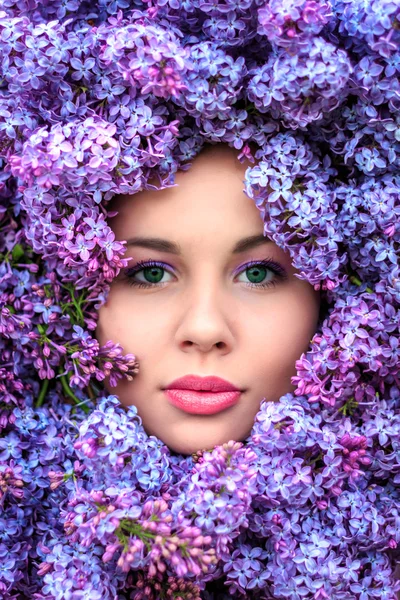 Piękna dziewczyna w kwiaty bzu. — Zdjęcie stockowe