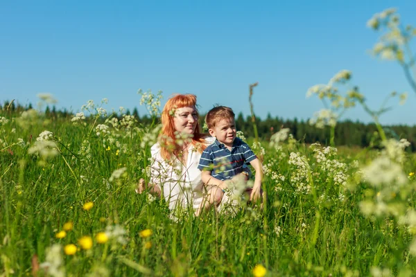 Güzel kızıl saçlı anne bebeği ile oynamak. — Stok fotoğraf