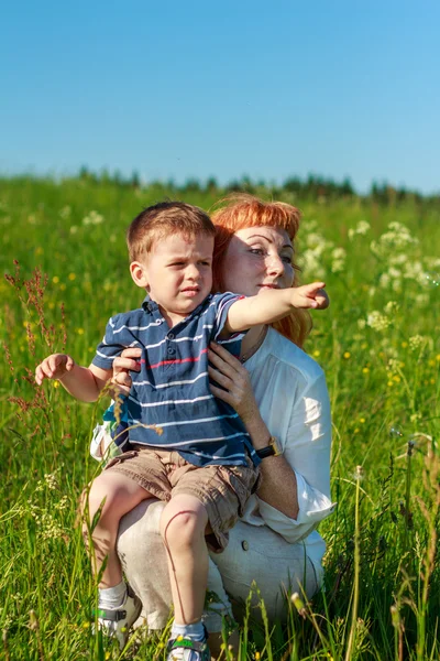 Belle mère rousse jouant avec son bébé . — Photo