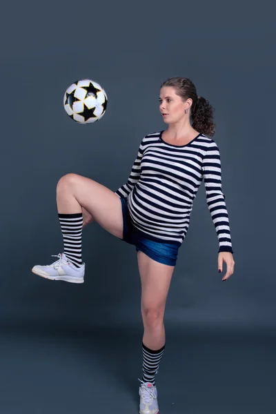 Беременная женщина играет с мячом . — стоковое фото