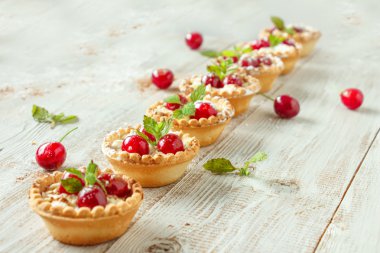 Krem şanti ve kiraz ile tartlets.