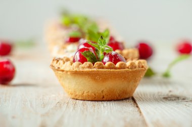 Krem şanti ve kiraz ile tartlets.